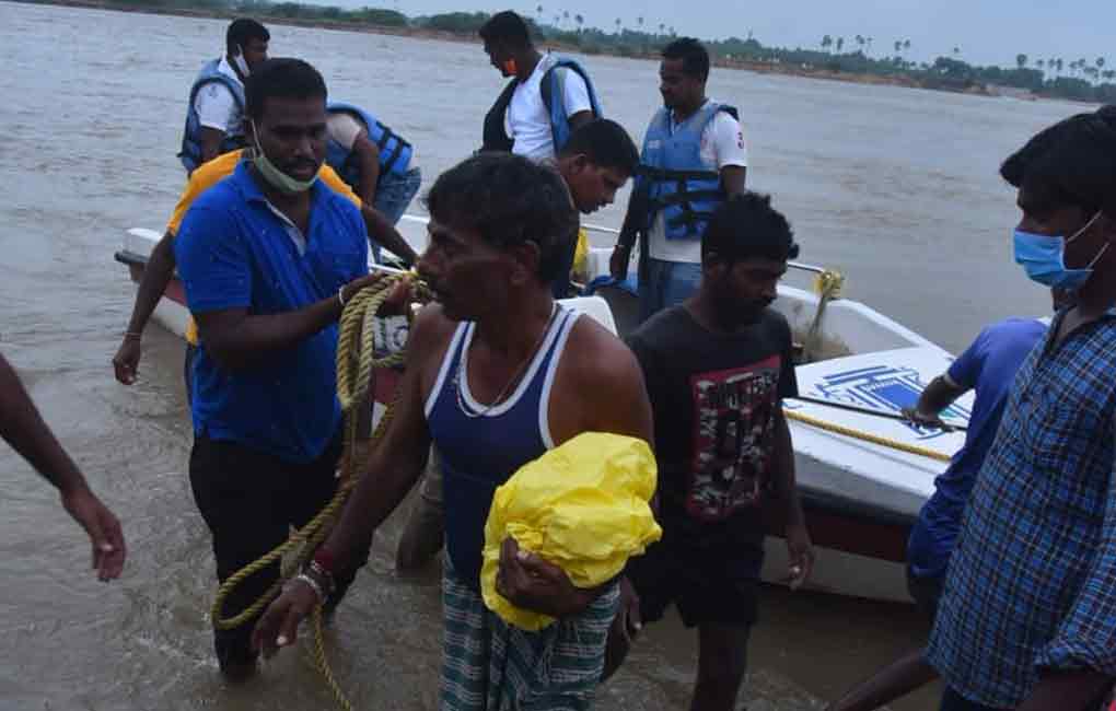 Sircilla: Shepherd stranded in Manair Vagu for 24 hours rescued