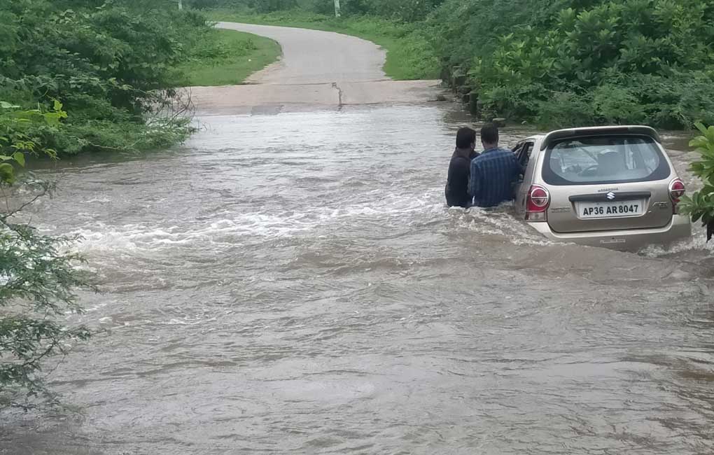Heavy rains: Siddipet Police rescue two men stranded on Mittapally bridge