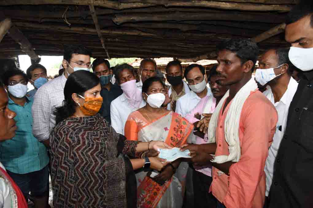 Adilabad: Aid to kin of pregnant tribal woman who died while being shifted to hospital