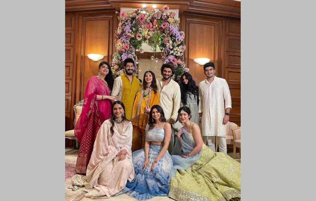 Sonam Kapoor, Arjun Kapoor share happy family pictures