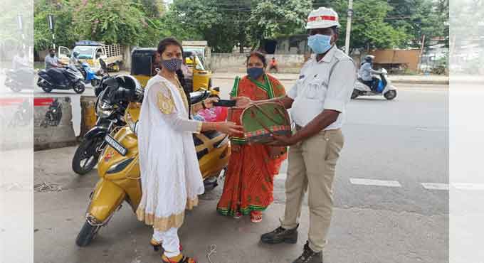 Hyderabad: Traffic home guard finds lost bag, returns to owner
