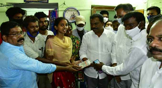 Karimnagar: TRS leaders donate Rs 3 lakh to kin of suicide victim
