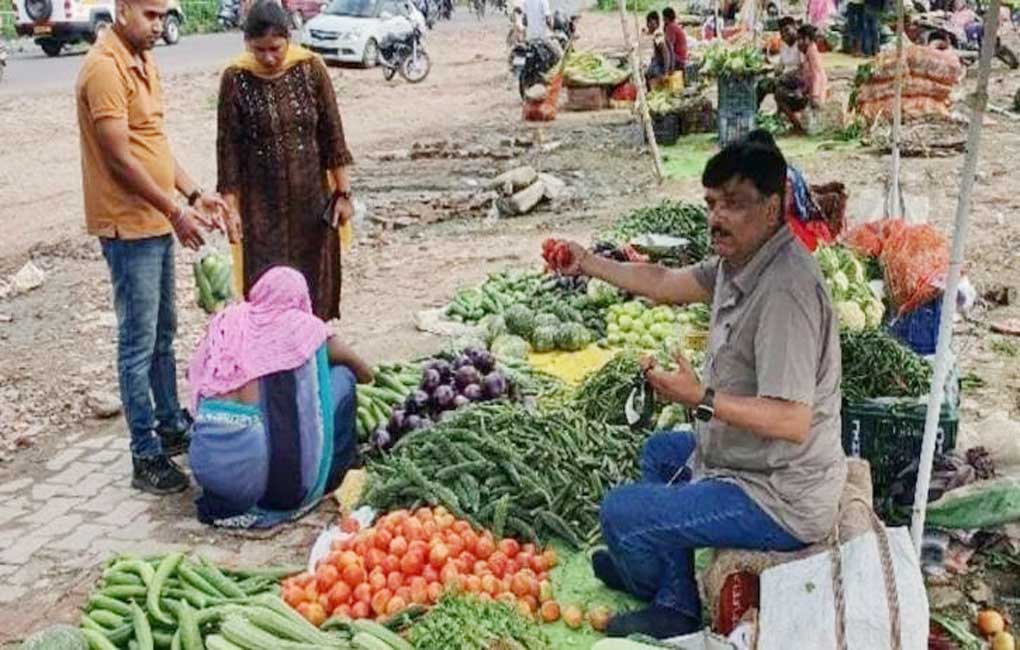 UP IAS officer sells vegetables, leaves netizens divided