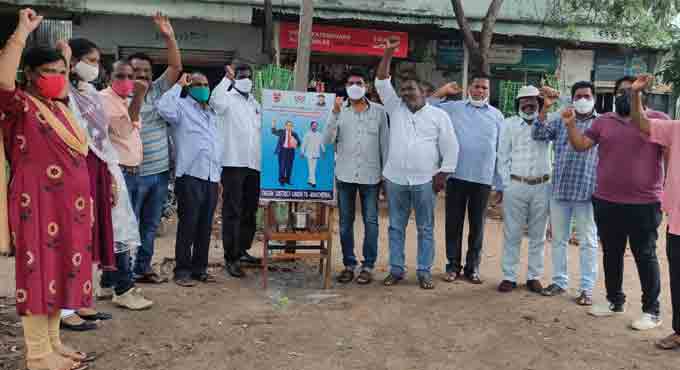 TNGO performs palabhishekam to KCR’s portrait