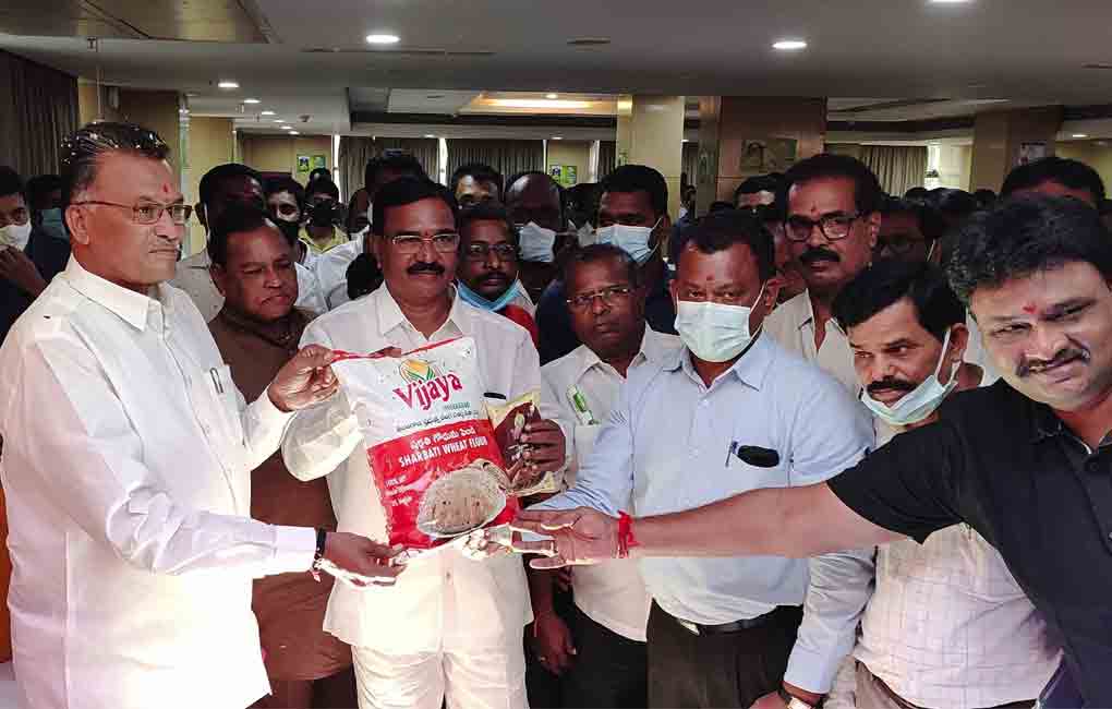 Niranjan Reddy pats TS Oilfed for generating Rs.57 crore proft