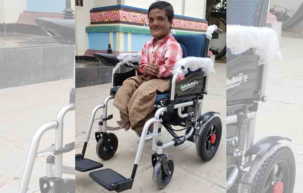 Techies gift wheelchair to differently-abled in Sangareddy