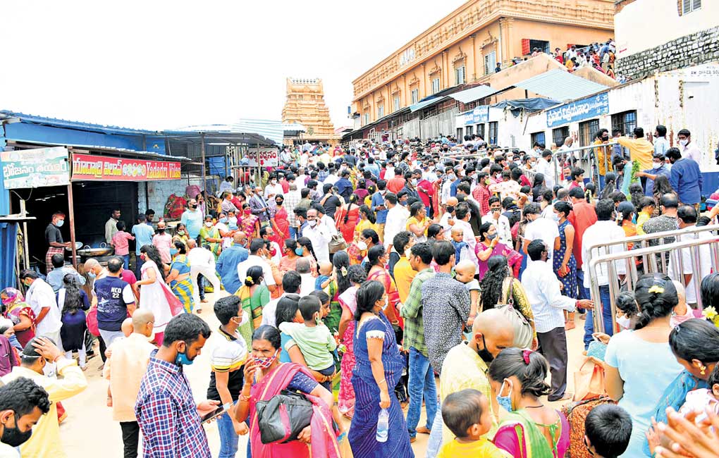 Huge rush of devotees in Yadadri