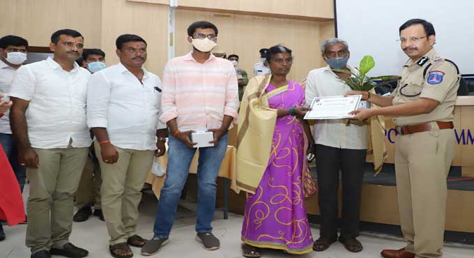 Cyberabad Police felicitate Good Samaritans for helping accident victims