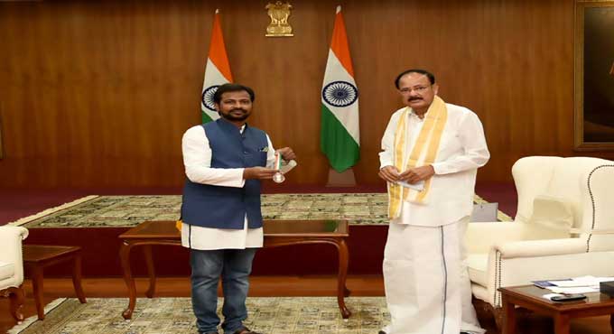 Venkaiah lauds Karimnagar-based social activist Mohammad Azam