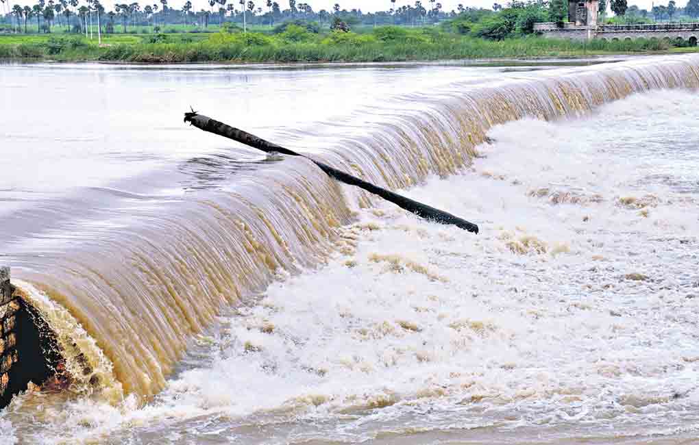 Nalgonda: Kasthala village tank overflows after 23 years