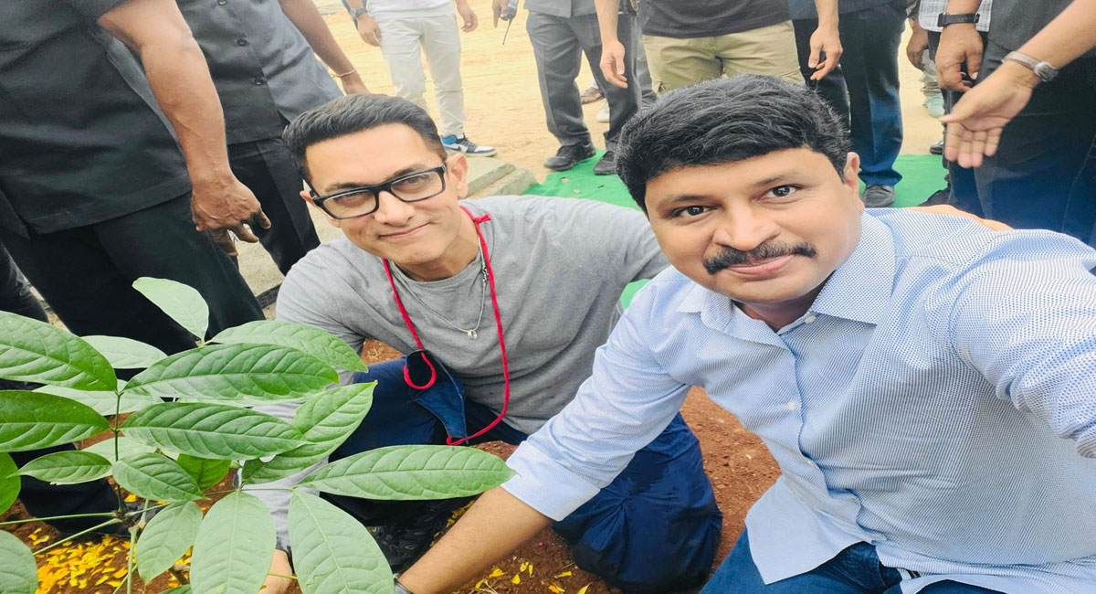 Aamir Khan takes part in Green India Challenge