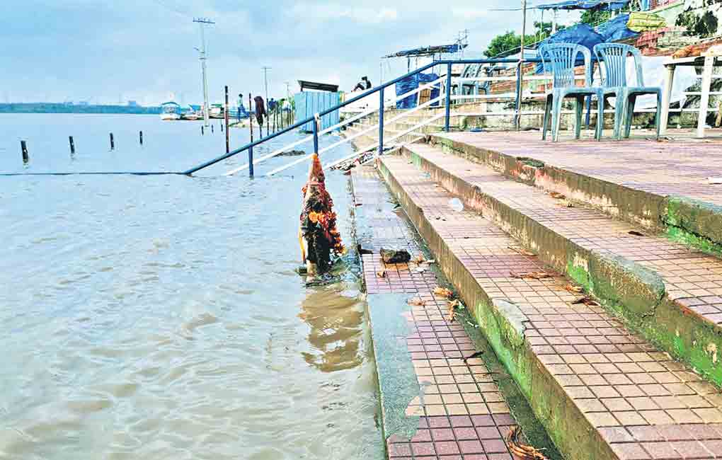 Godavari crosses first warning level at Bhadrachalam