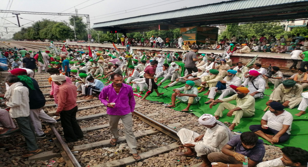 Bharat Bandh: Farmers block highways, squat on rail tracks; traffic hit on Delhi, Haryana borders