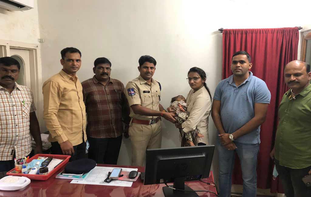 Karimnagar: Kidnapped toddler handed over to Mumbai police