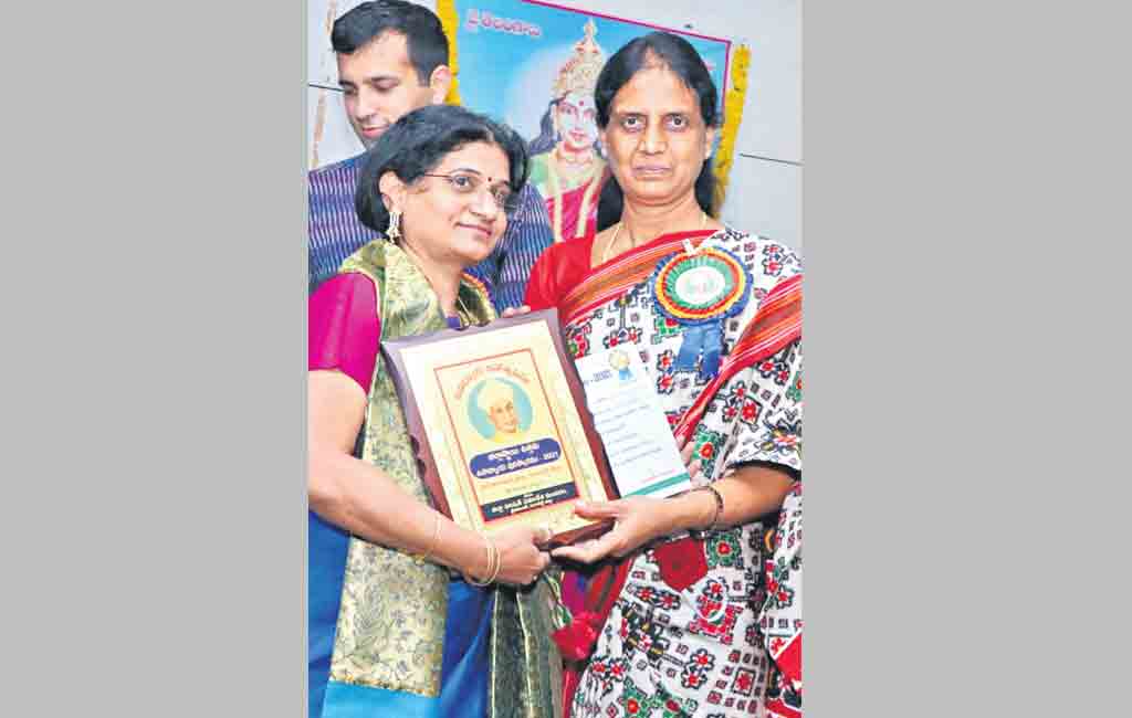 Best teacher award for DPS, Nadergul head