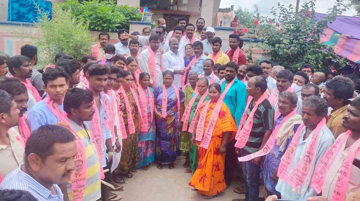 Nalgonda: 120 Dalit families in Gudiwada join TRS