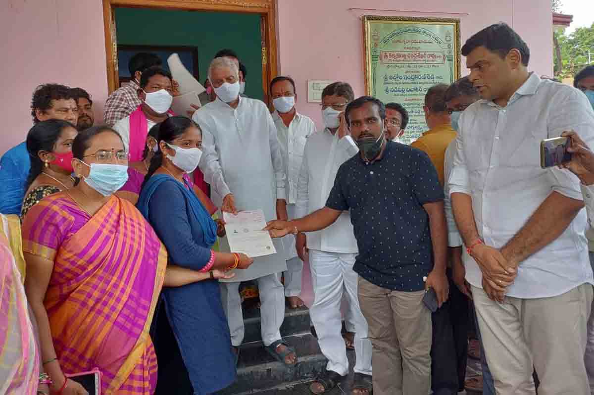 MLA Diwakar Rao gives away CMRF cheques worth Rs 90 lakh