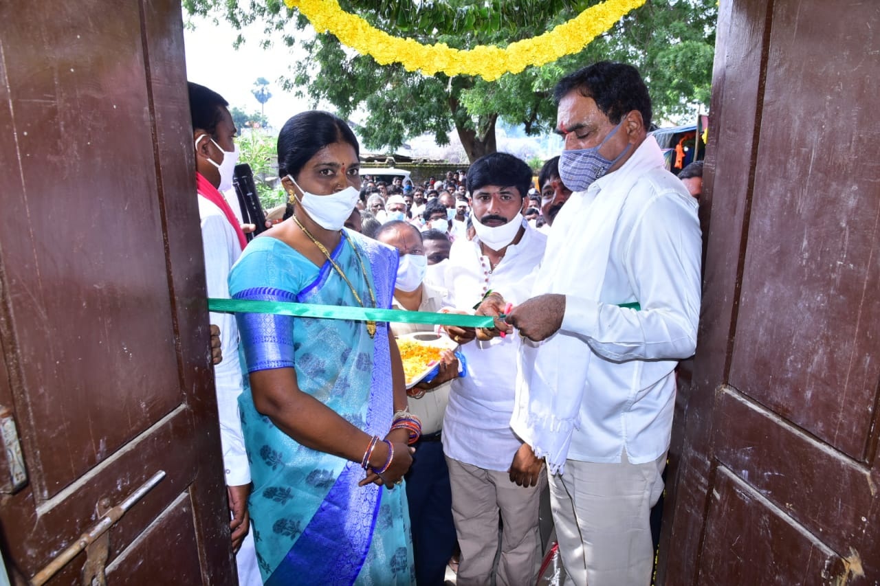 Errabelli Dayakar Rao takes a whirlwind tour in erstwhile Warangal