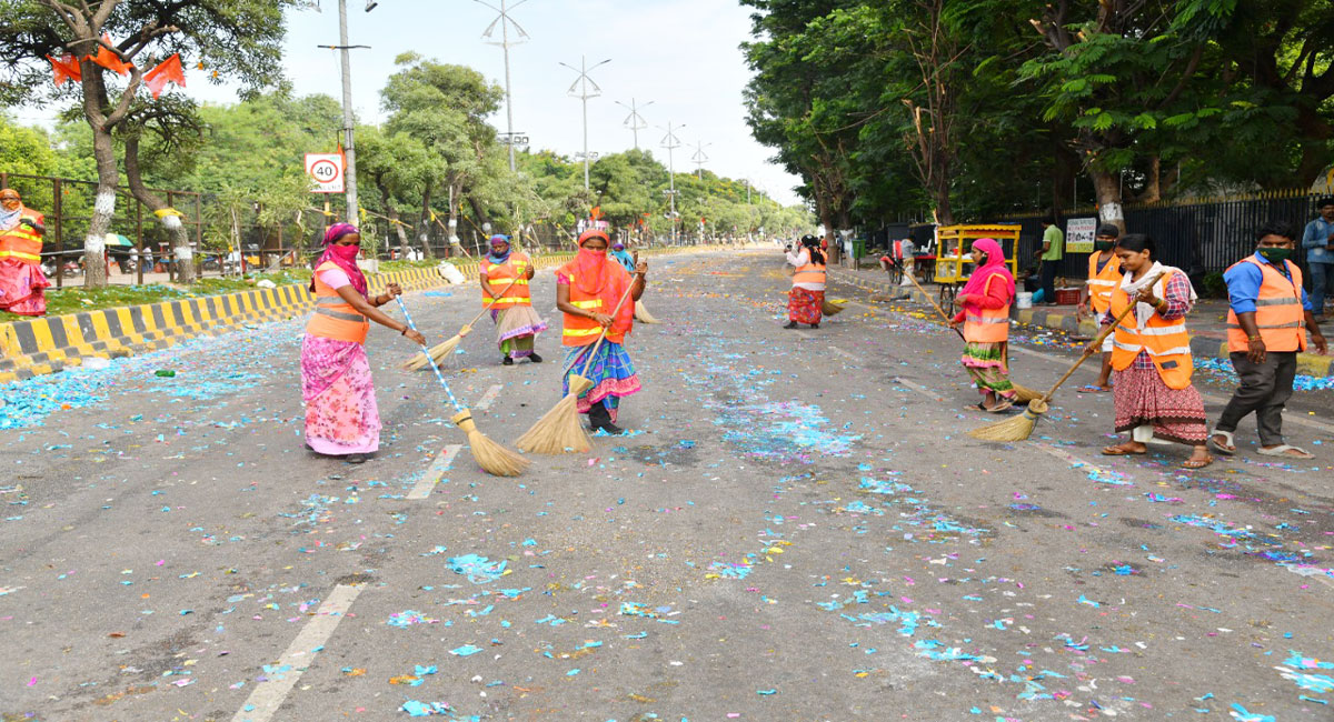 Ganesh immersion continues; the big cleanup starts in Hyderabad