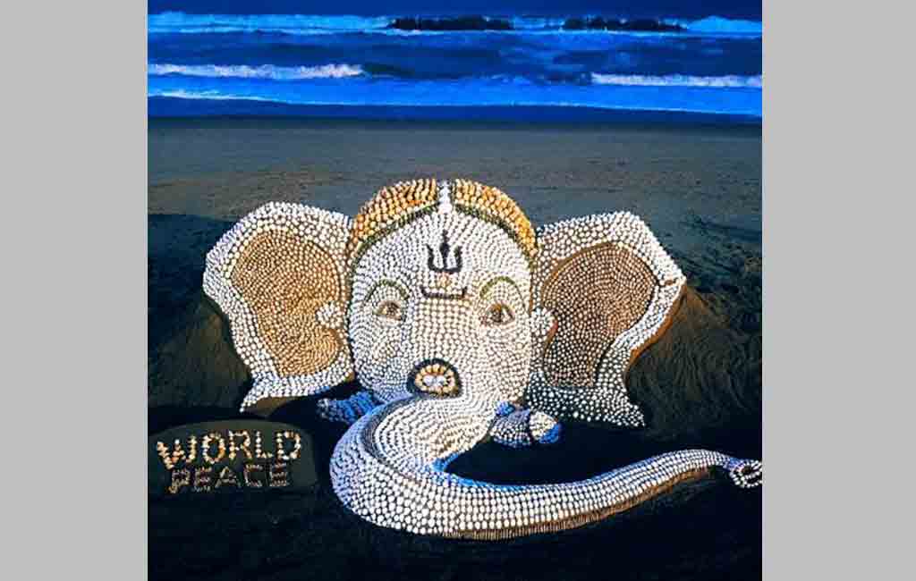 Check out Sudarsan Pattnaik’s Ganesha made of 7,000 sea shells