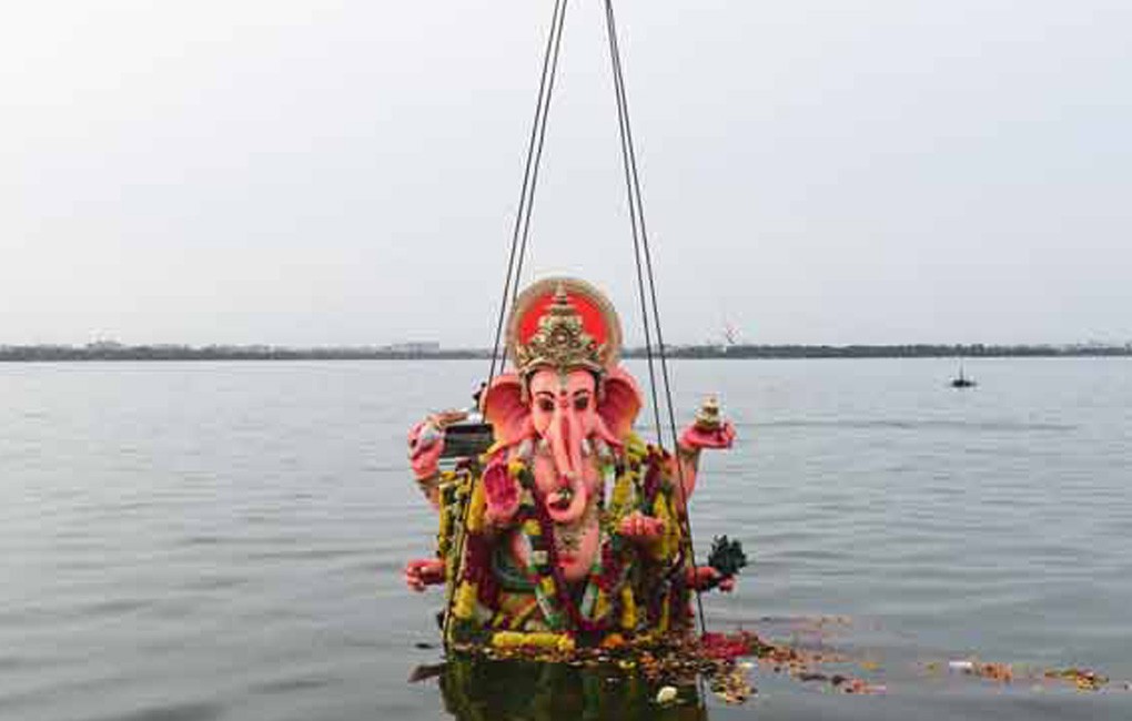 Hyderabad: Ganesh Immersion on Tank Bund after 10 pm