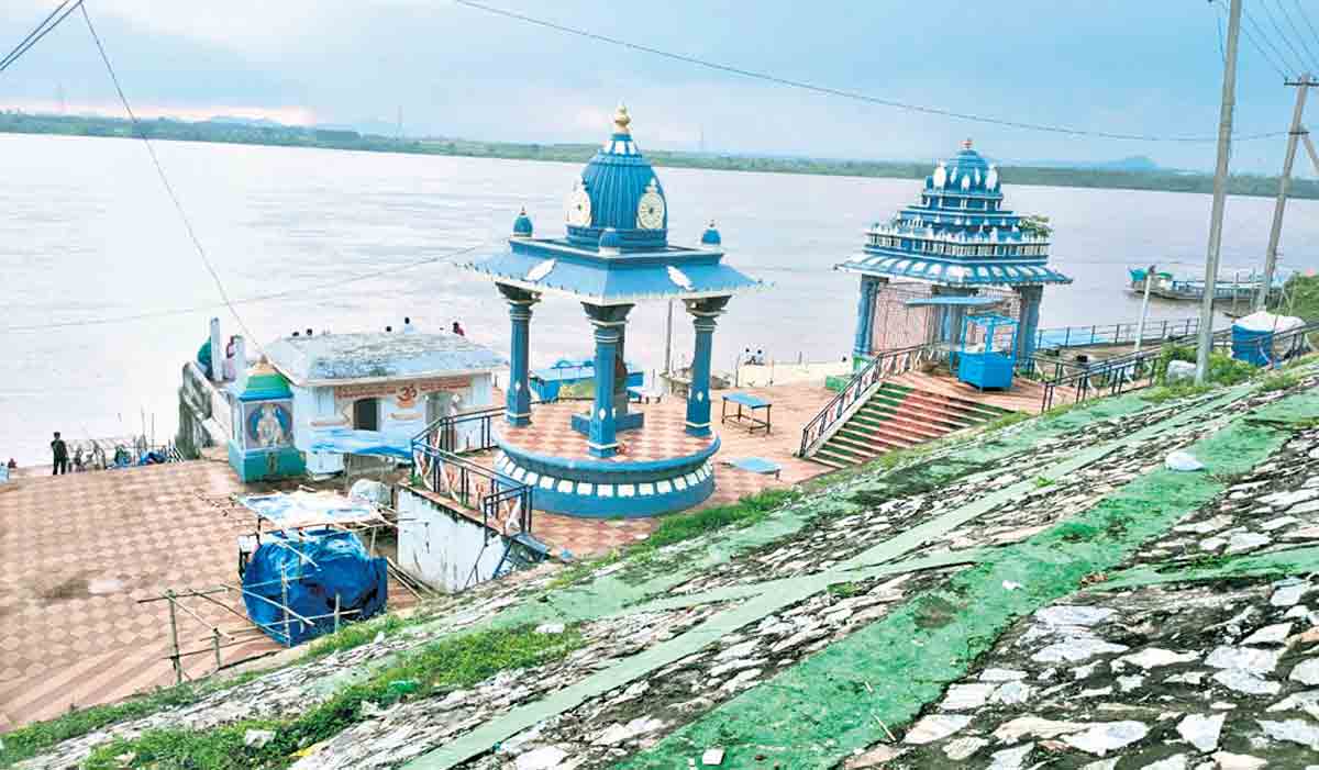 Godavari water crosses first warning level at Bhadrachalam