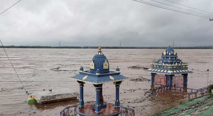 Godavari crosses first warning level at Bhadrachalam