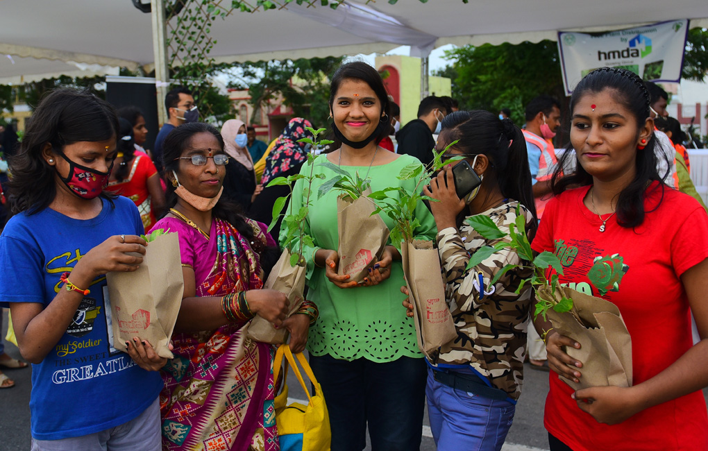 HMDA distributes 20,000 saplings at Tank Bund