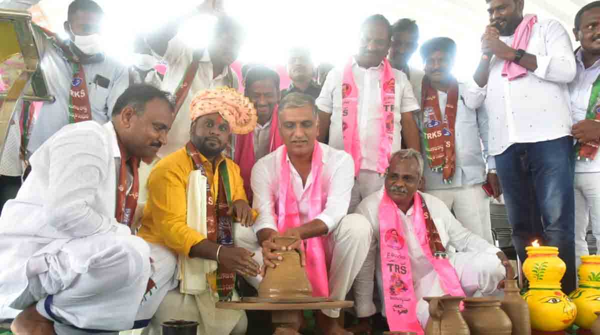 Harish Rao promises electrical instruments for Kummara community
