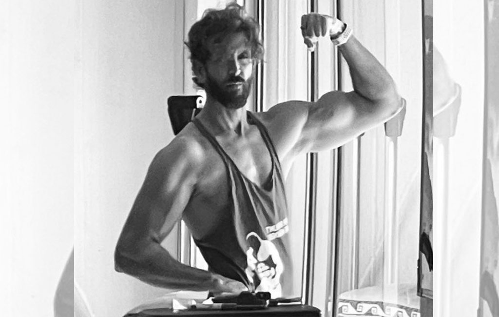 Hrithik Roshan flaunts his beefed-up biceps, pic goes viral