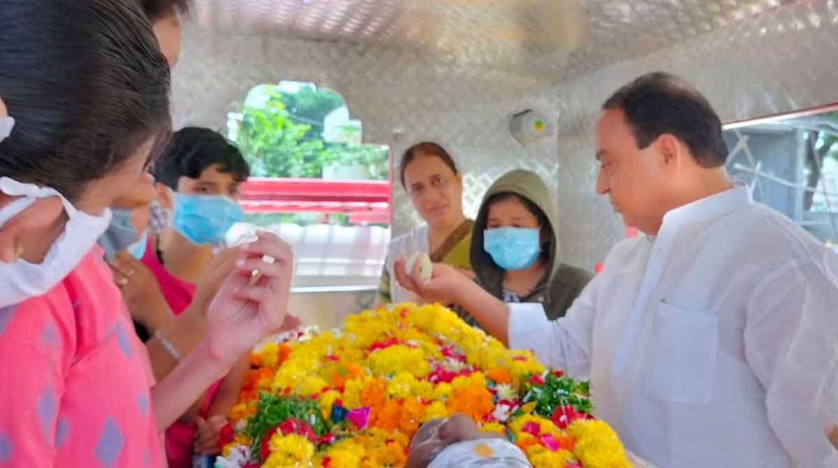 Indrakaran pays tributes to National teacher award recipient Bhadraiah