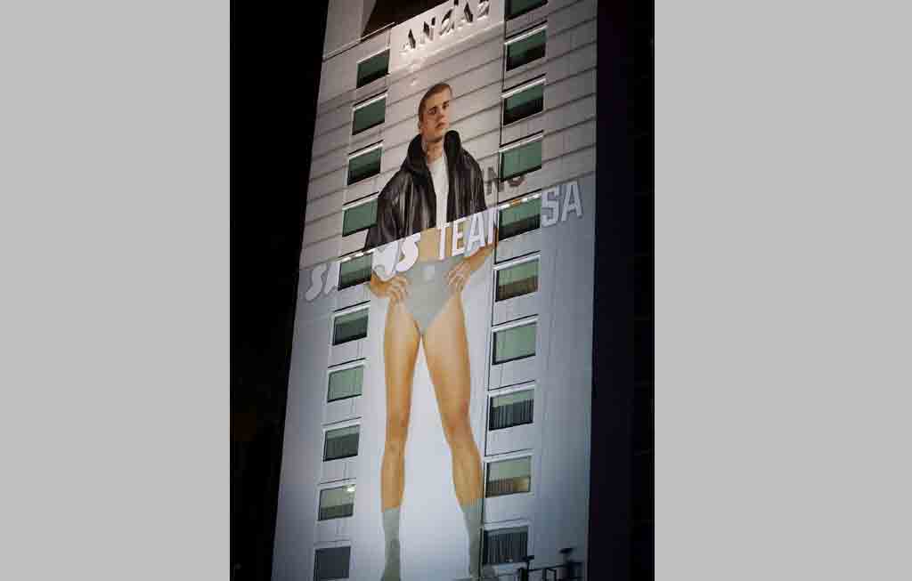 Justin Bieber rocks shapewear, thanks to hilarious billboard mishap