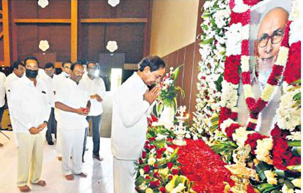 CM KCR pays tributes to Narayan Rao