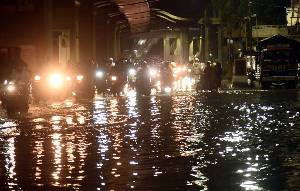 Heavy rains lash Hyderabad; citizens asked to stay indoors