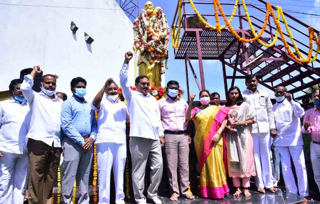 Warangal: Rich tributes paid to Kaloji on birth anniversary
