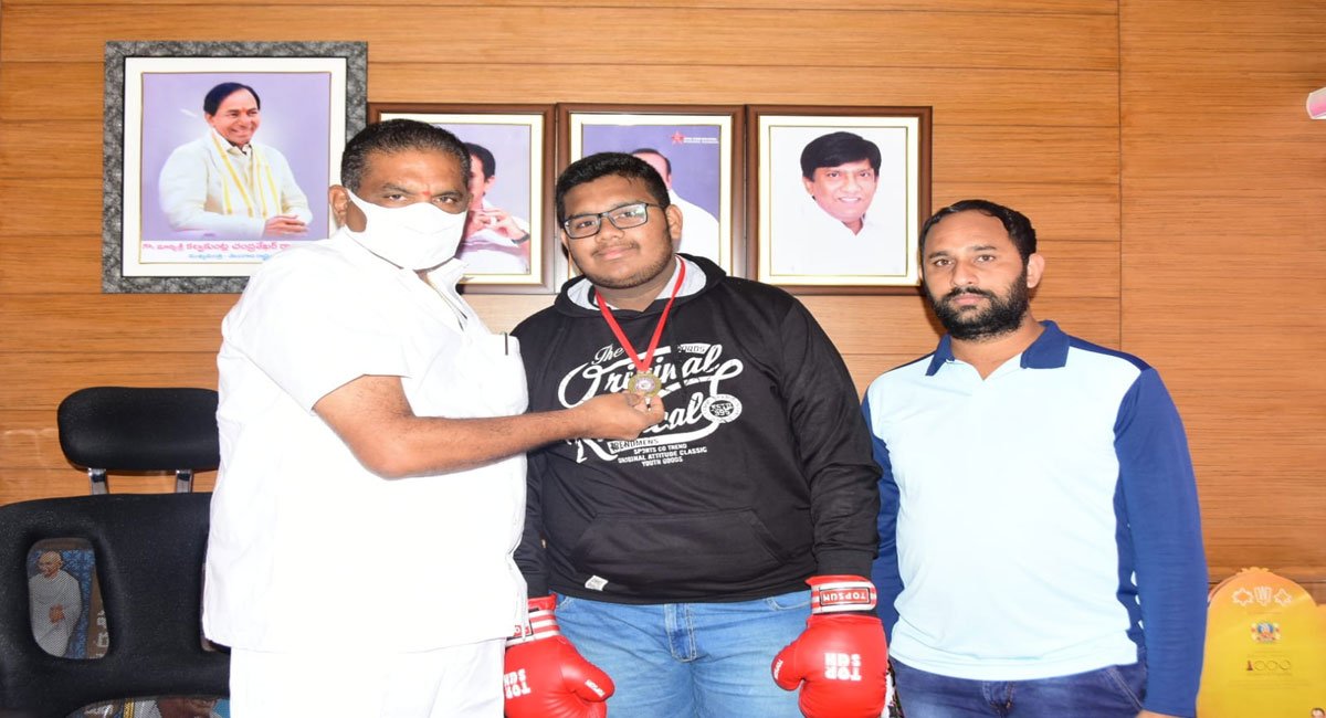 Karimnagar Mayor felicitates boxer Rafed Ali for winning gold at   national level