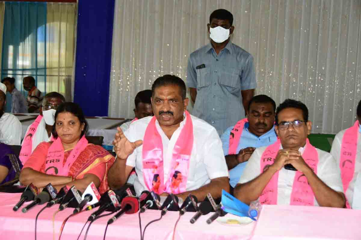 Bandi Sanjay misleading people: Karimnagar Mayor