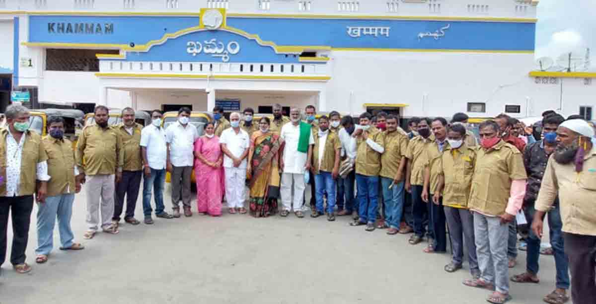 Khaki shirts distributed to auto drivers in Khammam railway station