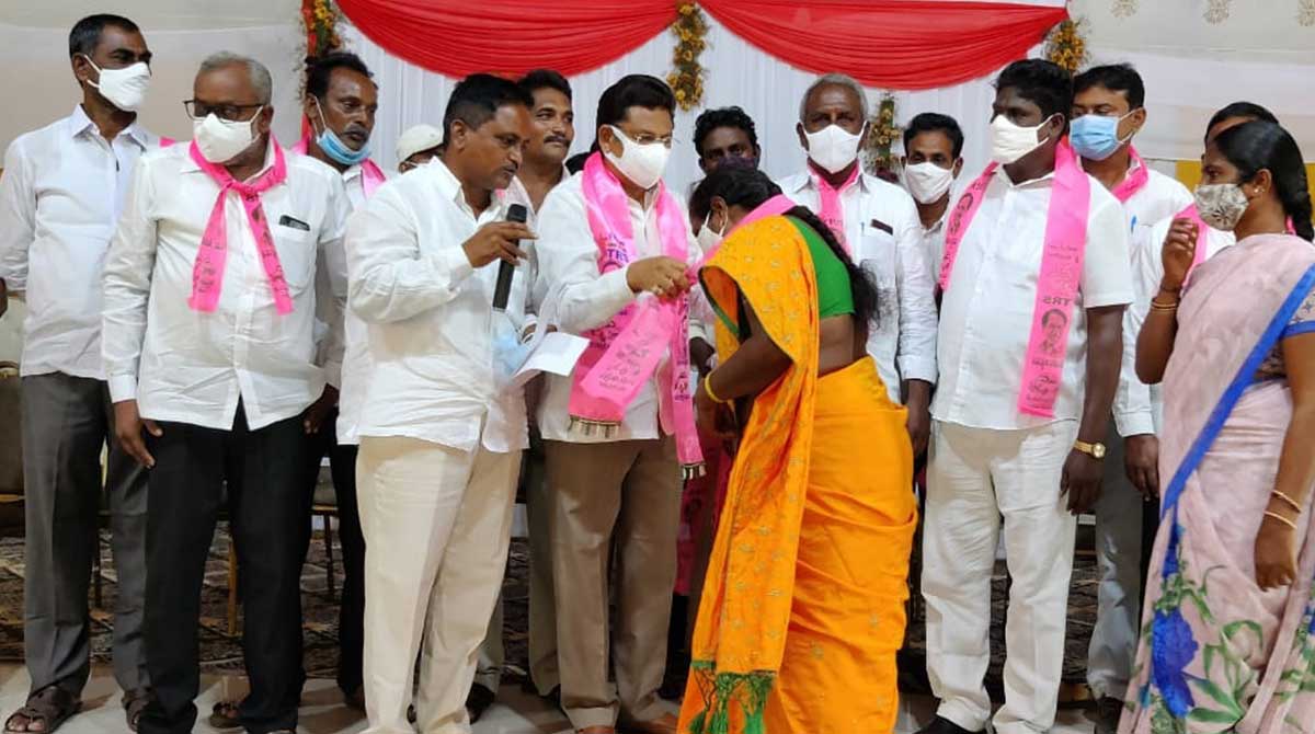 Congress workers join TRS in Khammam