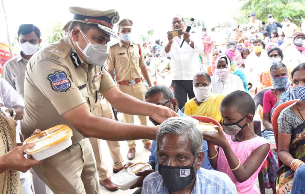 Food donation a divine thing, says Mahesh Bhagwat