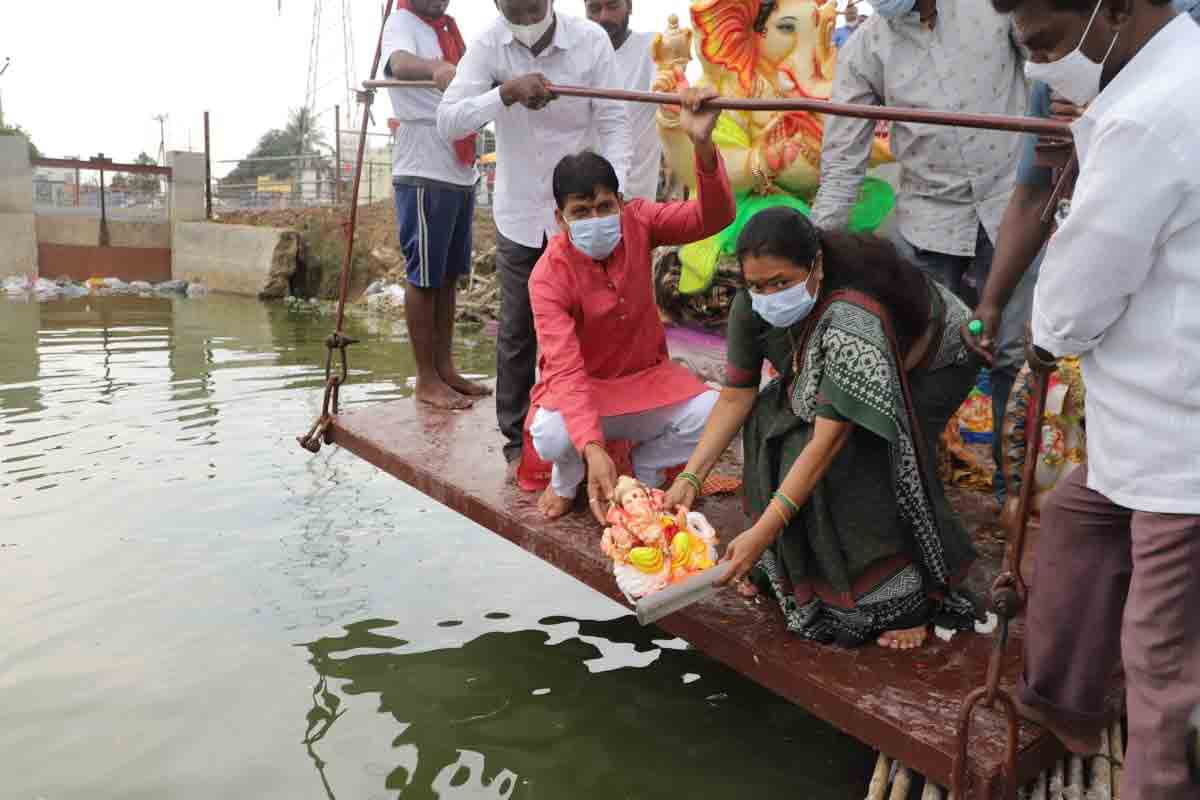 Mayor Sudharani formally launches immersion of Ganesh idols in Warangal