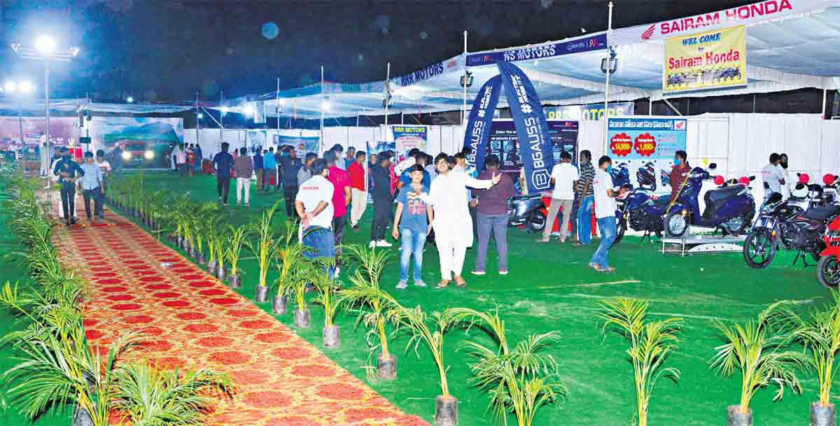 Auto Show draws large numbers in Nizamabad