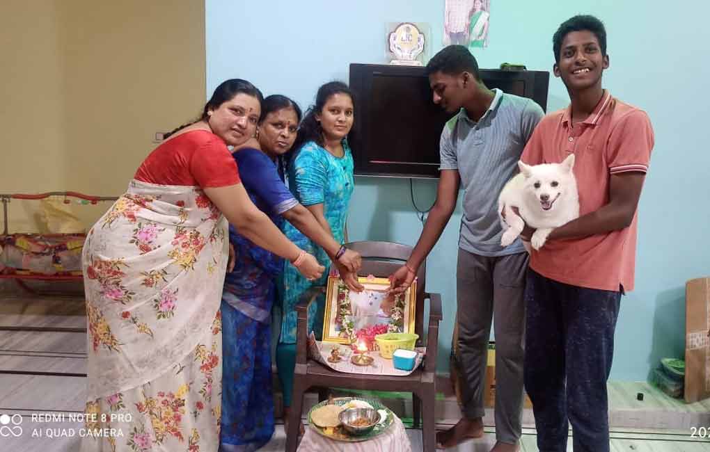 Family holds ‘Peddakarma’ for pet dog in Jagtial