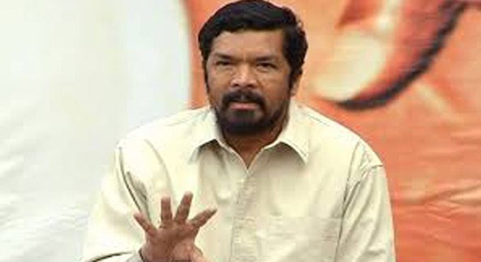 Pawan Kalyan fans try to attack actor Posani Krishna Murali in Hyderabad