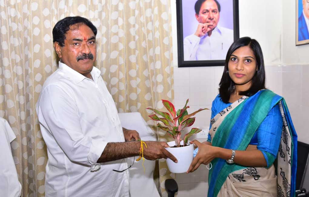 Warangal: Pravinya takes charge as GWMC chief