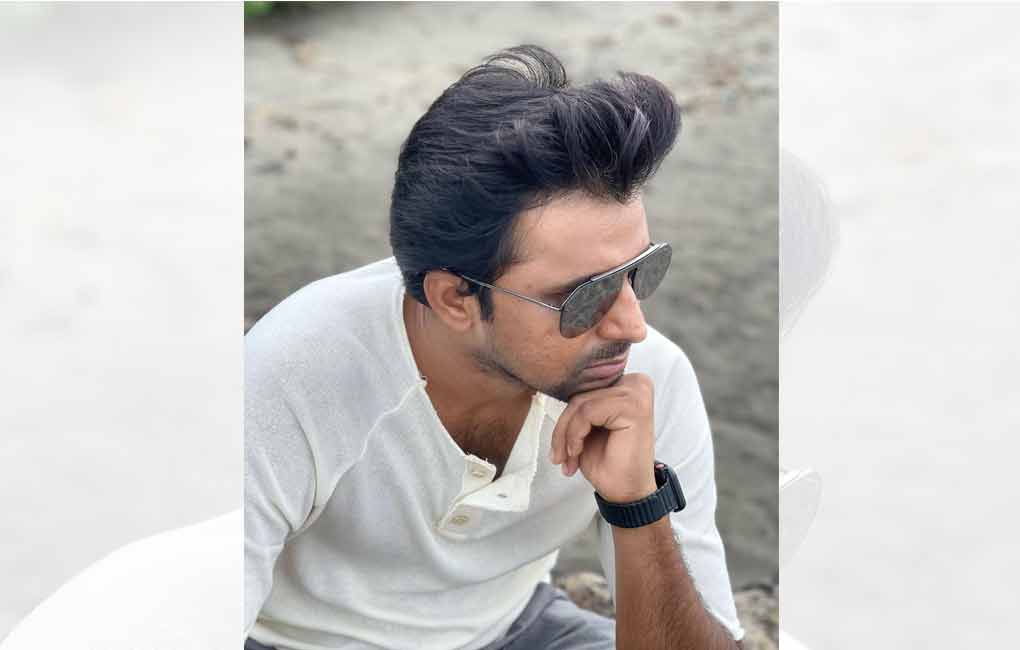 This ‘Jathi Ratnam’ entertains fans even with a simple, casual pose