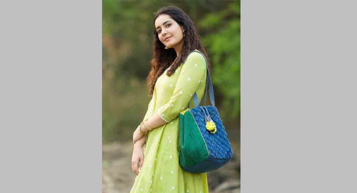 Raashii Khanna sends her fans ‘some love’