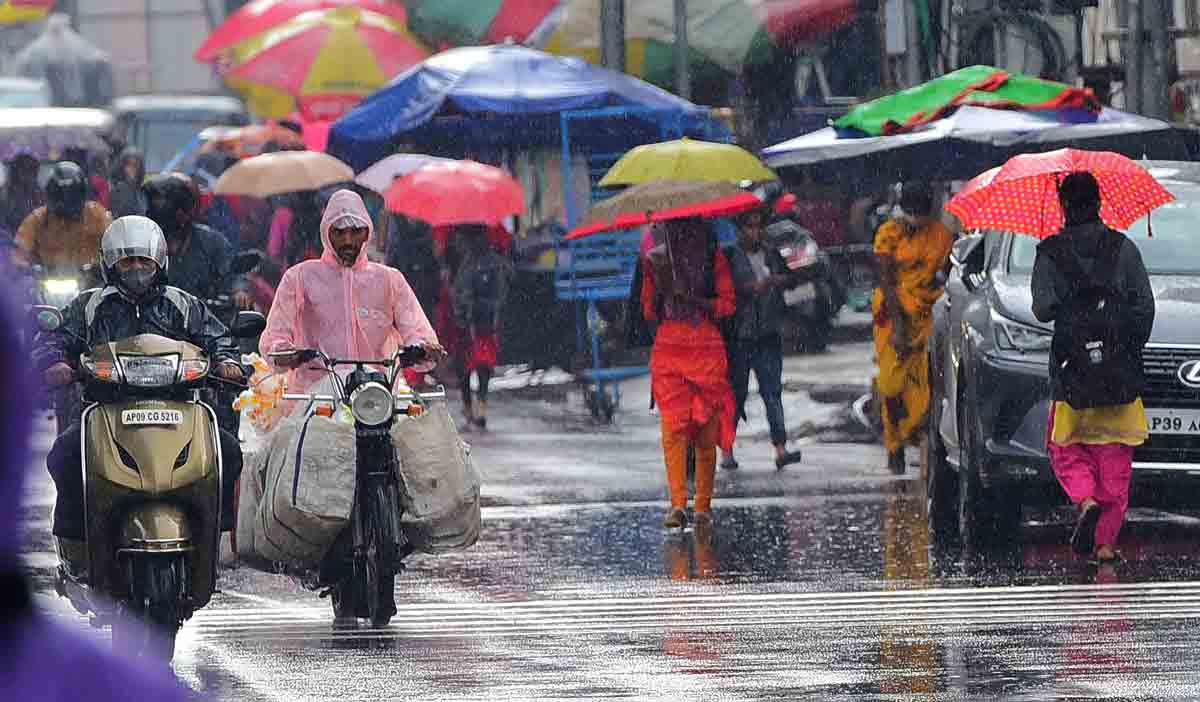 Heavy rains lash Telangana on Monday