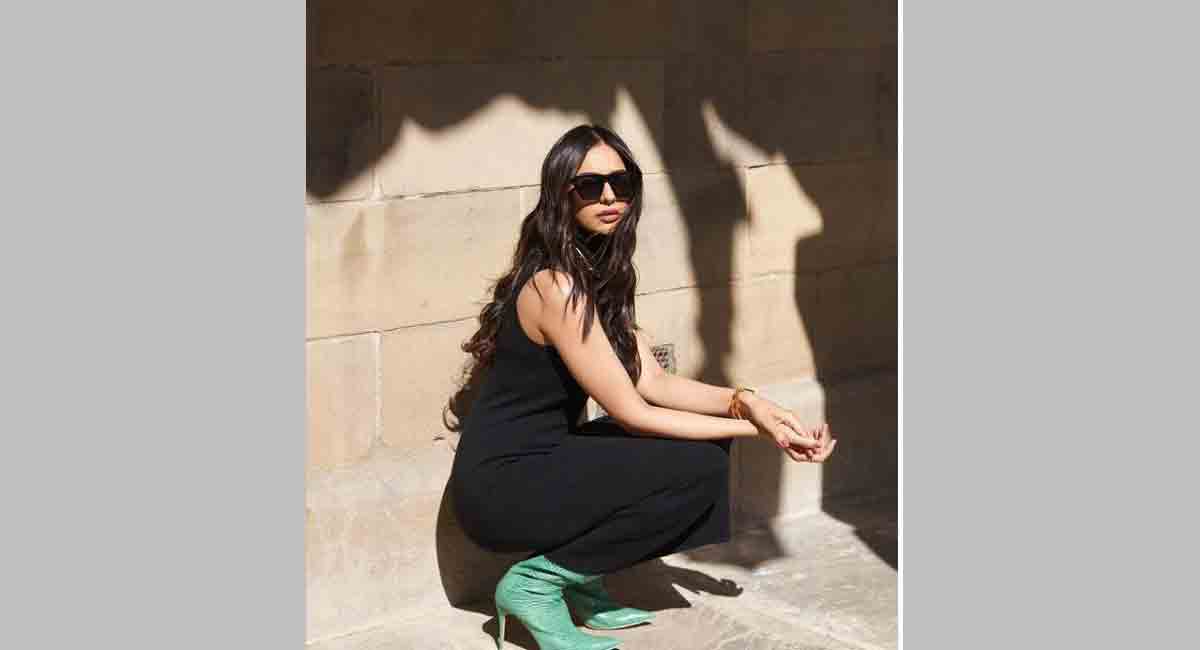 Watch how Rakul Preet Singh sits casually