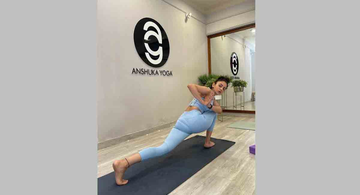 Look back and smile, says actor Rakul Preet Singh